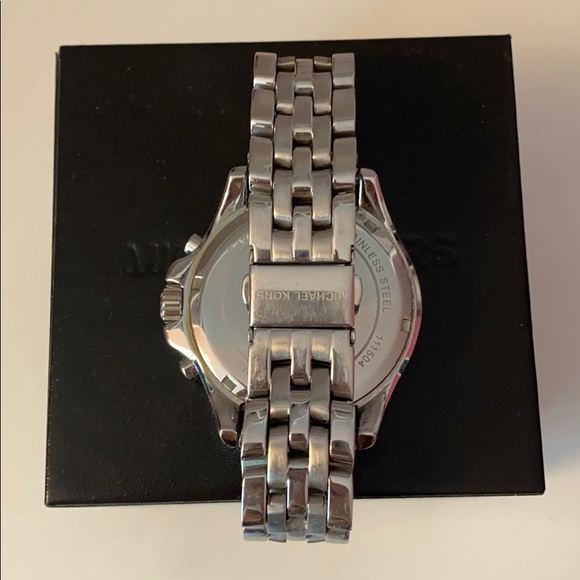 MICHAEL KORS SILVER WATCH - Picture 2 of 4